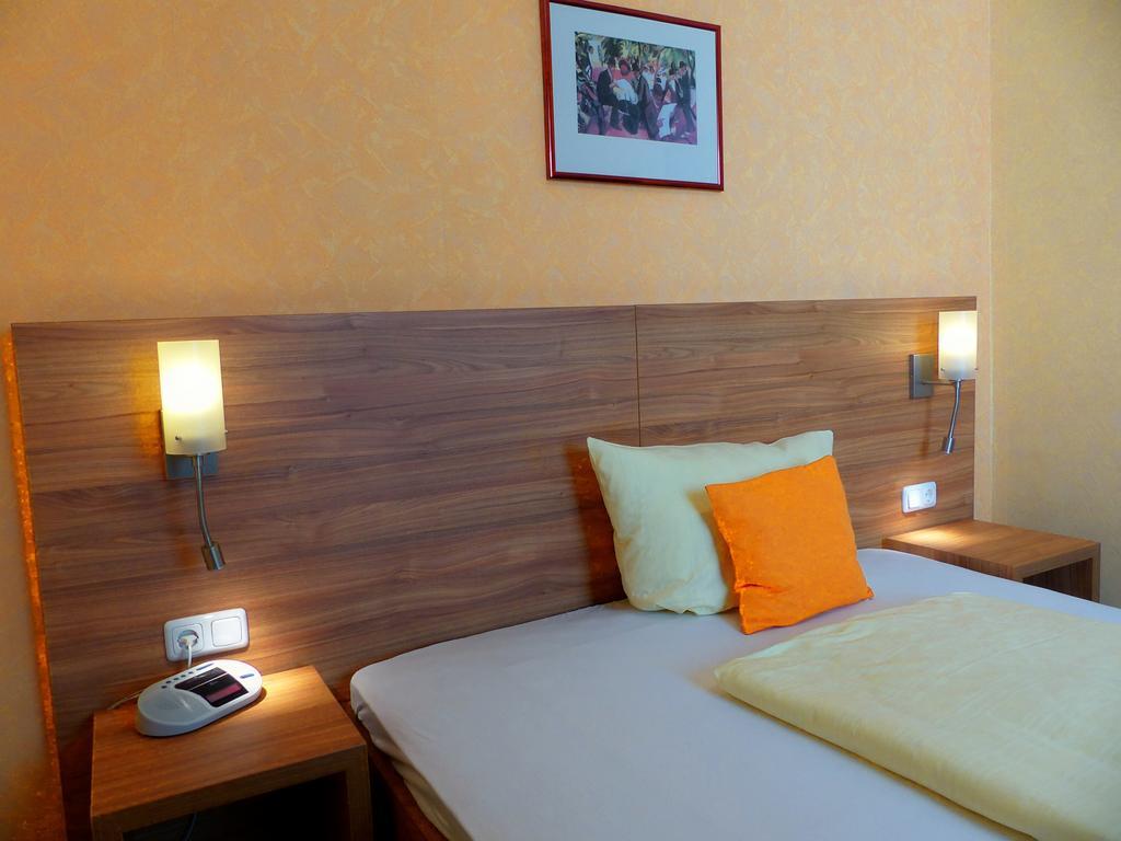 Zur Lindenau Hotel ฮูเดสไฮม์ แอม ไฮน์ ห้อง รูปภาพ