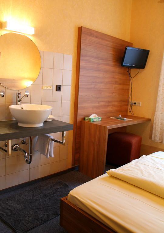Zur Lindenau Hotel ฮูเดสไฮม์ แอม ไฮน์ ภายนอก รูปภาพ
