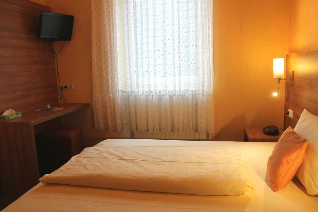 Zur Lindenau Hotel ฮูเดสไฮม์ แอม ไฮน์ ภายนอก รูปภาพ