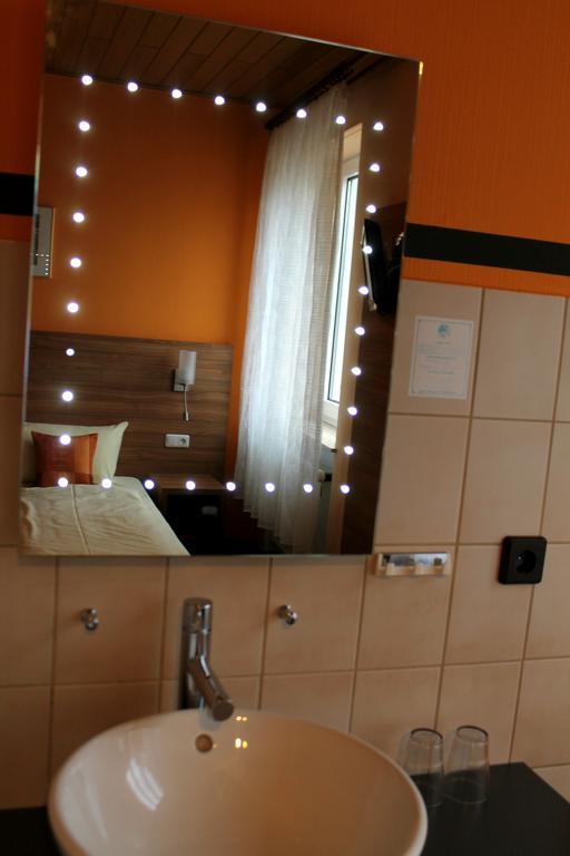 Zur Lindenau Hotel ฮูเดสไฮม์ แอม ไฮน์ ภายนอก รูปภาพ