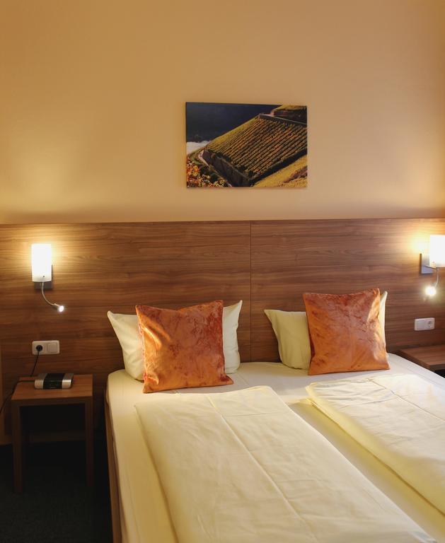 Zur Lindenau Hotel ฮูเดสไฮม์ แอม ไฮน์ ภายนอก รูปภาพ