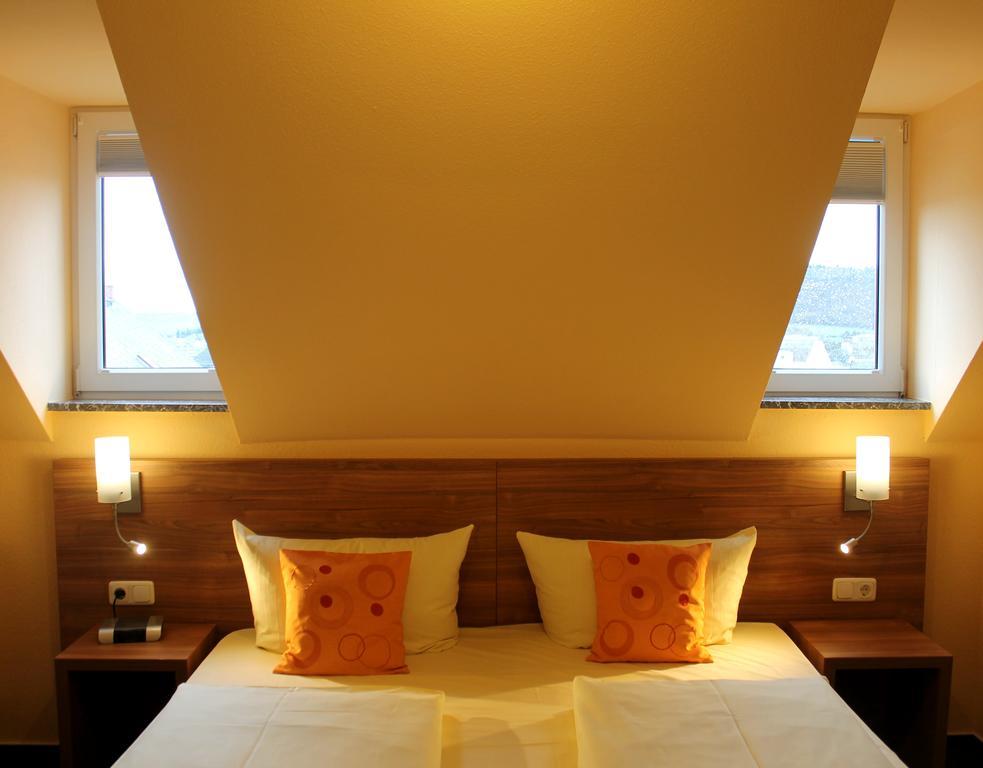 Zur Lindenau Hotel ฮูเดสไฮม์ แอม ไฮน์ ภายนอก รูปภาพ