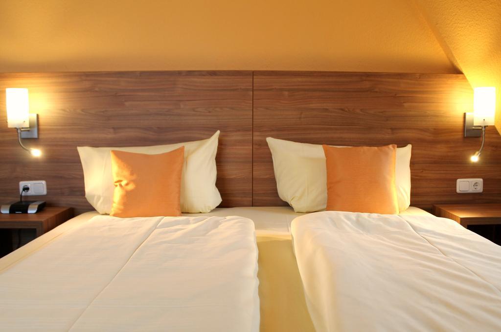 Zur Lindenau Hotel ฮูเดสไฮม์ แอม ไฮน์ ภายนอก รูปภาพ